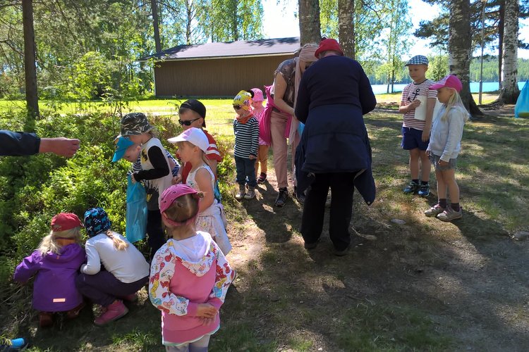 Lapset kesäkerhossa leirimajalla