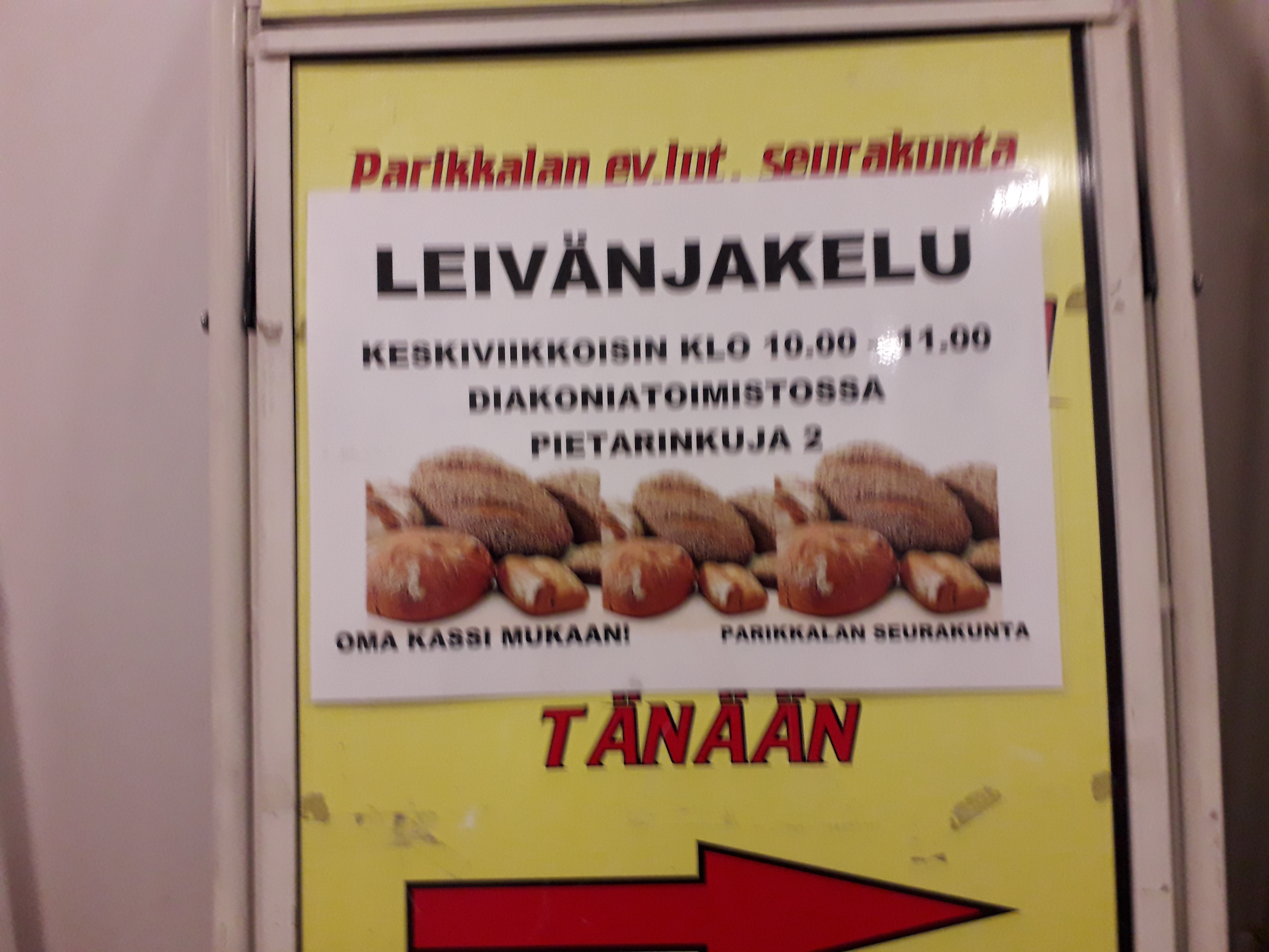 Leipäkassien jakelu Leivänjakelua Parikkalan kirkkoherranviraston ulkorappusilta