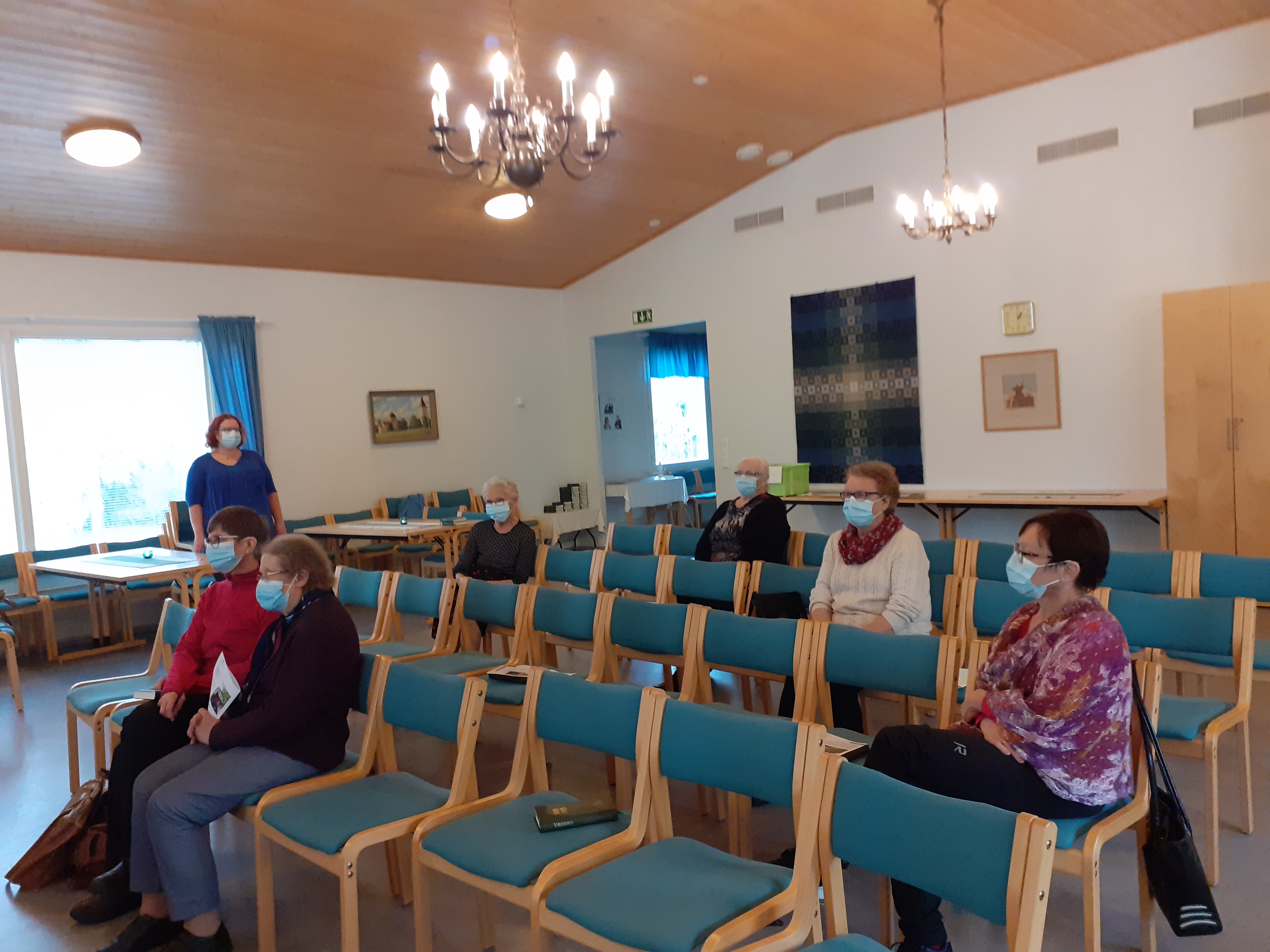 Ystäväntupa Niukkalassa Kuva Uukuniemen seurakuntatalolla pidetystä eläkeikäisten kerhosta