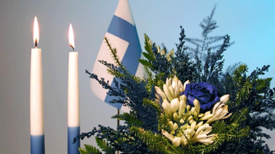 itsenäisyyspäivän kukkakimppu ja kaksi kynttilää